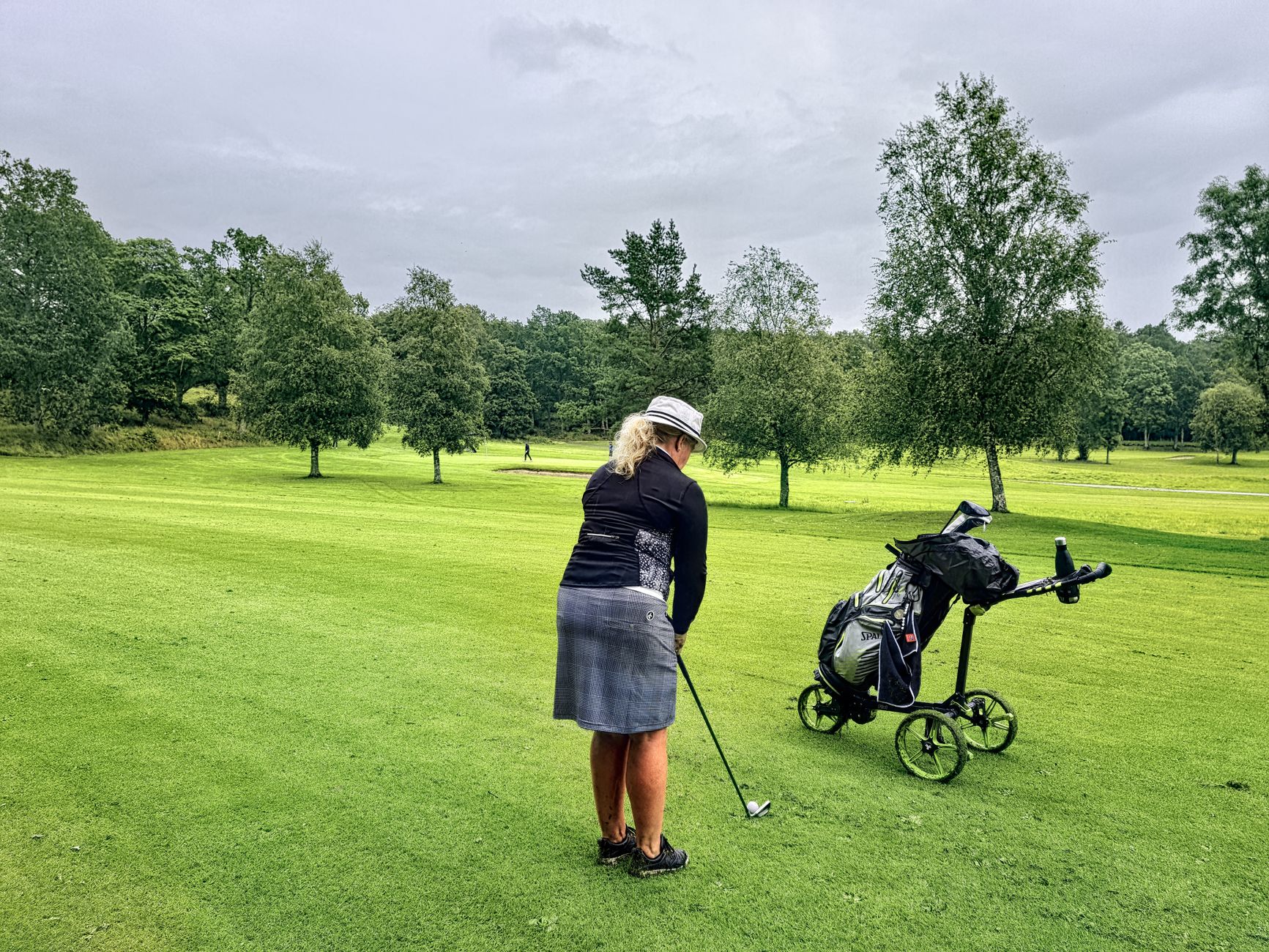 Woman playing golf on a green course surrounded by trees in Västra Götalands län, Sweden. — photograph by Martin Magnemyr on Pexels